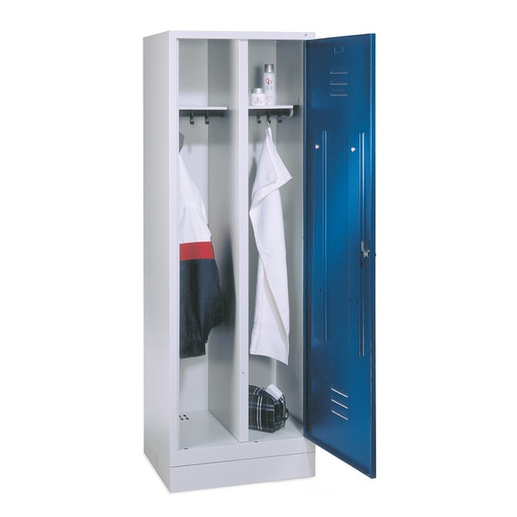 C+P Garderobenschrank Classic mit Doppelabteil, Sockel + Zylinderschloss, HxBxT 1.800 x 610 x 500 mm