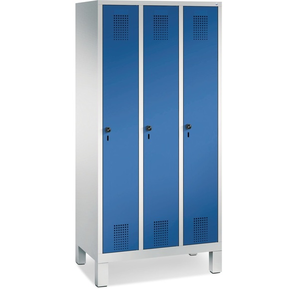 C+P Garderobenschrank Classic mit Füssen, Zylinderschloss, 3 Abteile, HxBxT 1.850 x 900 x 500 mm