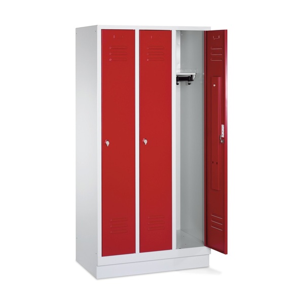 C+P Garderobenschrank Classic mit Sockel, Drehriegelverschluss, 3 Abteile, HxBxT 1.800 x 1.200 x 500 mm