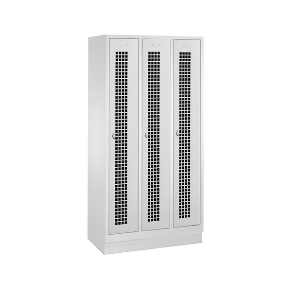 C+P Garderobenschrank Classic mit Sockel, Lochfeld + Drehriegelverschluss, 3 Abteile, HxBxT 1.800 x 900 x 500 mm