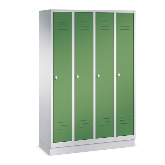 C+P Garderobenschrank Classic mit Sockel, Zylinderschloss, 4 Abteile, HxBxT 1.800 x 1.200 x 500 mm