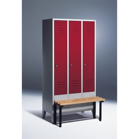 C+P Garderobenschrank Classic mit vorgebauter Sitzbank aus Kunststoff, 3 Abteile à 300 mm, Drehriegelverschluss