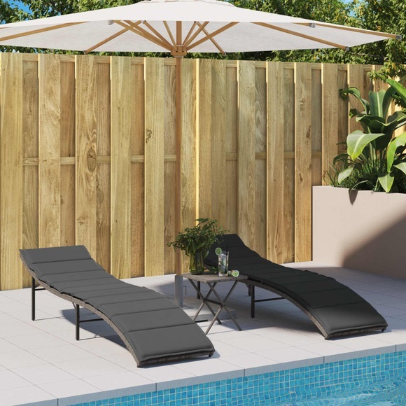vidaXL Sonnenliegen 2 Stk. mit Auflagen Grau Poly Rattan