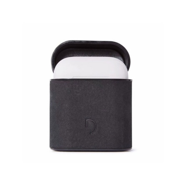 Decoded - AirPods (1. & 2. Generation) Leder Hardcase Schutzhülle Abdeckung mit Karabinerhaken (D94PC2BK) - Schwarz