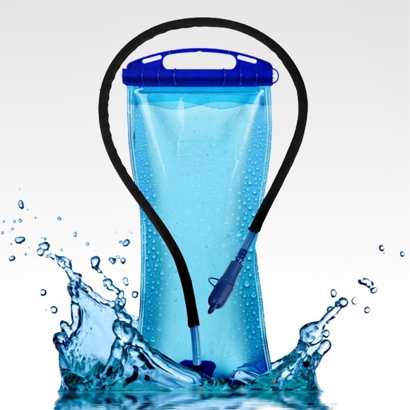 Trinkblase Tragbarer Wasserbeutel mit Schlauch (2 Liter) - Blau / Transparent