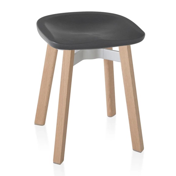 SU Small Stool Hocker, Sitz polyethylen, charcoal, Gestell holz, natural