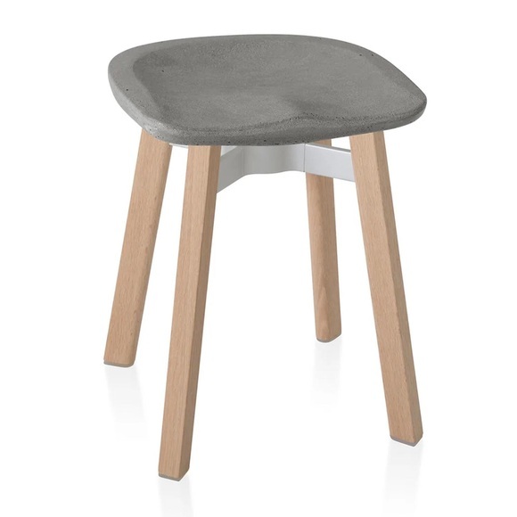 SU Small Stool Hocker, Sitz beton, Gestell holz, natural