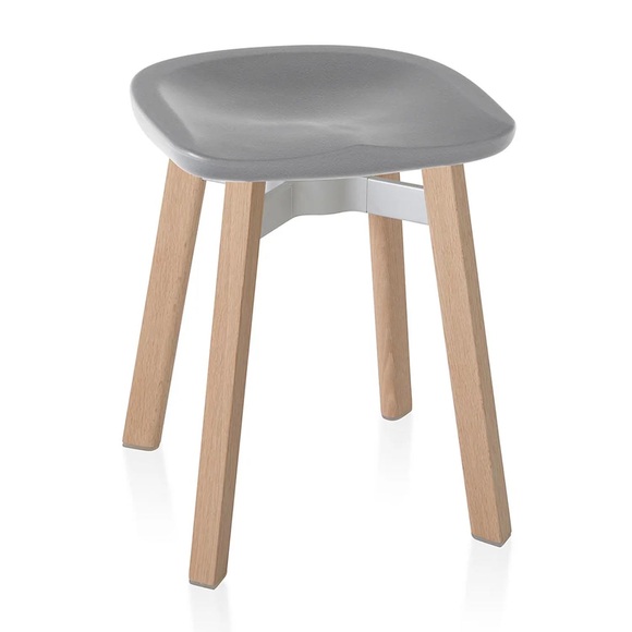 SU Small Stool Hocker, Sitz polyethylen, flint grey, Gestell holz, natural