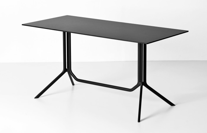 Kristalia Poule Double Tisch