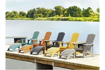 Beliani Gartenstuhl Kunstholz heller Holzfarbton mit Fusshocker Adirondack