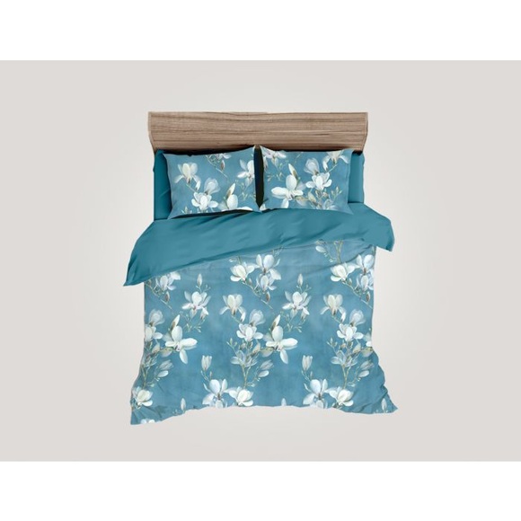 Bettwäsche in schönem Blauton und weissen Magnolienblüten