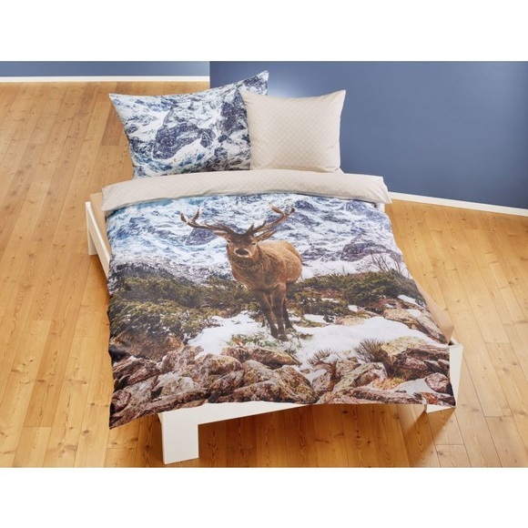 Bettwäsche mit Hirsch vor schneebedeckter Bergkulisse