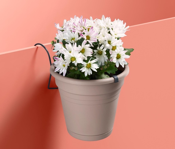 Blumentopf mit Balkonaufhängung