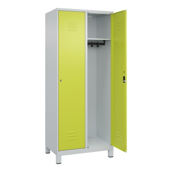 C+P Spind Classic PLUS, Füsse, 2 Abteile, HxBxT 1.950 x 800 x 500 mm, lichtgrau, clowngrün, Zylinderschloss, ohne Mitteltrennwand