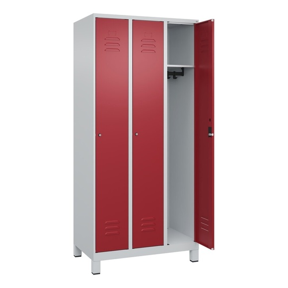 C+P Spind Classic PLUS, Füsse, 3 Abteile, HxBxT 1.950 x 900 x 500 mm, lichtgrau, rubinrot, Zylinderschloss, ohne Mitteltrennwand