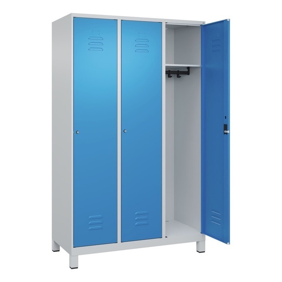 C+P Spind Classic PLUS, 3 Abteile, lichtgrau / lichtblau, B 1200 mm, mit Füßen, Zylinderschloss