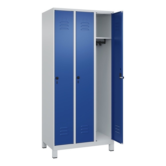 C+P Spind Classic PLUS, 3 Abteile, lichtgrau / enzianblau, B 900 mm, mit Füßen, Drehriegel