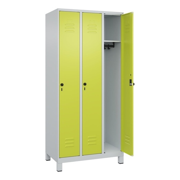 C+P Spind Classic PLUS, Füsse, 3 Abteile, HxBxT 1.950 x 900 x 500 mm, lichtgrau, clowngrün, für Vorhängeschloss, ohne Mitteltrennwand