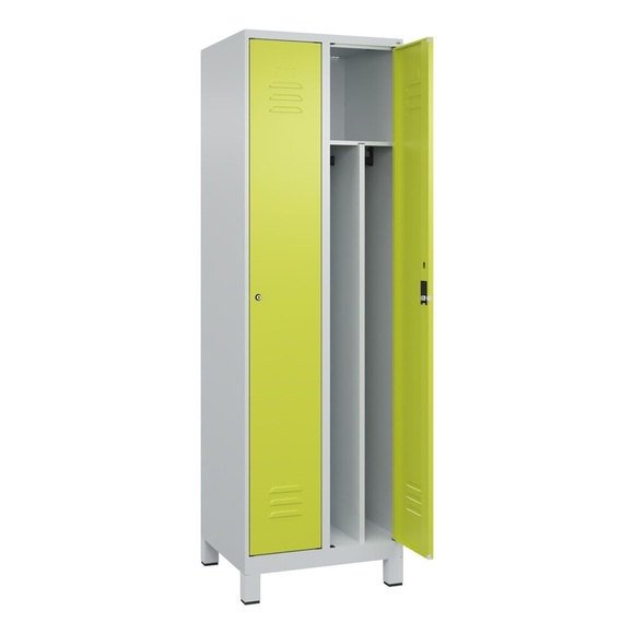 C+P Spind Classic PLUS, Füsse, 2 Abteile, HxBxT 1.950 x 600 x 500 mm, lichtgrau, clowngrün, Zylinderschloss, mit Mitteltrennwand