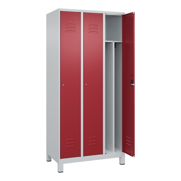 C+P Spind Classic PLUS, Füsse, 3 Abteile, HxBxT 1.950 x 900 x 500 mm, lichtgrau, rubinrot, Zylinderschloss, mit Mitteltrennwand