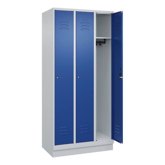 C+P Spind Classic PLUS, 3 Abteile, lichtgrau / enzianblau, B 900 mm, mit Bodensockel, Zylinderschloss