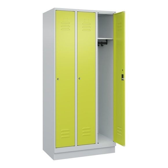 C+P Spind Classic PLUS, Sockel, 3 Abteile, HxBxT 1.950 x 900 x 500 mm, lichtgrau, clowngrün, Zylinderschloss, ohne Mitteltrennwand