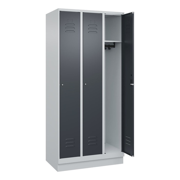 C+P Spind Classic PLUS, 3 Abteile, lichtgrau / grau, B 900 mm, mit Bodensockel, Zylinderschloss