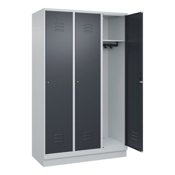 C+P Spind Classic PLUS, 3 Abteile, lichtgrau / grau, B 1200 mm, mit Bodensockel, Zylinderschloss