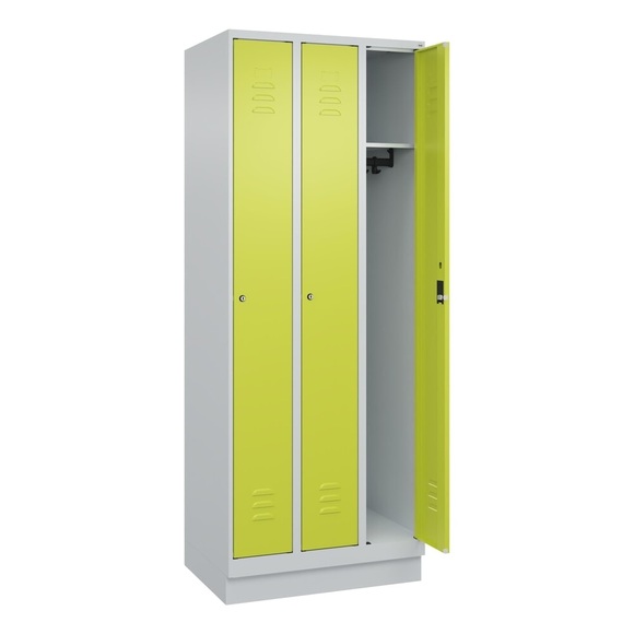 C+P Spind Classic PLUS, Sockel, 3 Abteile, HxBxT 1.950 x 750 x 500 mm, lichtgrau, clowngrün, Zylinderschloss, ohne Mitteltrennwand