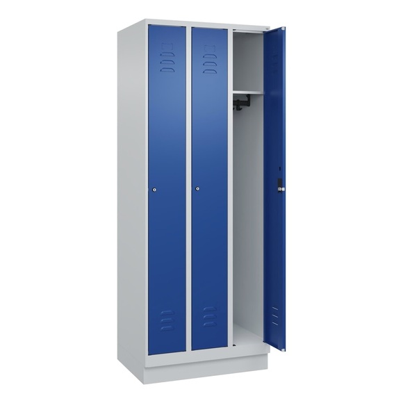 C+P Spind Classic PLUS, Sockel, 3 Abteile, HxBxT 1.950 x 750 x 500 mm, lichtgrau, enzianblau, Zylinderschloss, ohne Mitteltrennwand