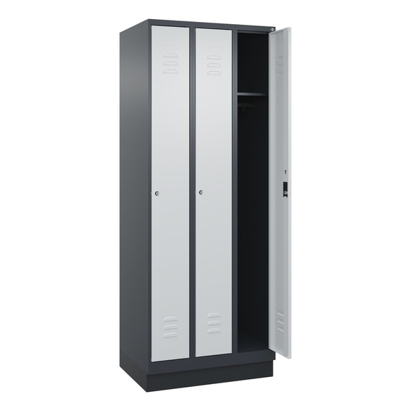 C+P Spind Classic PLUS, Sockel, 3 Abteile, HxBxT 1.950 x 750 x 500 mm, anthrazitgrau, lichtgrau, Zylinderschloss, ohne Mitteltrennwand