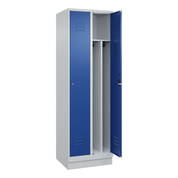C+P Spind Classic PLUS, 2 Abteile, lichtgrau / enzianblau, B 600 mm, mit Bodensockel, Zylinderschloss, Trennwand mittig