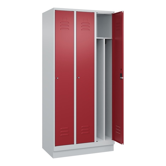 C+P Spind Classic PLUS, Sockel, 3 Abteile, HxBxT 1.950 x 900 x 500 mm, lichtgrau, rubinrot, Zylinderschloss, mit Mitteltrennwand