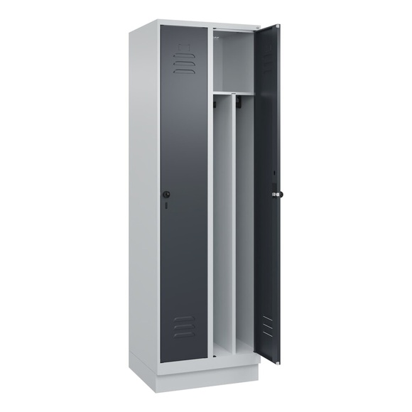 C+P Spind Classic PLUS, 2 Abteile, lichtgrau / grau, B 600 mm, mit Bodensockel, Drehriegel, Trennwand mittig