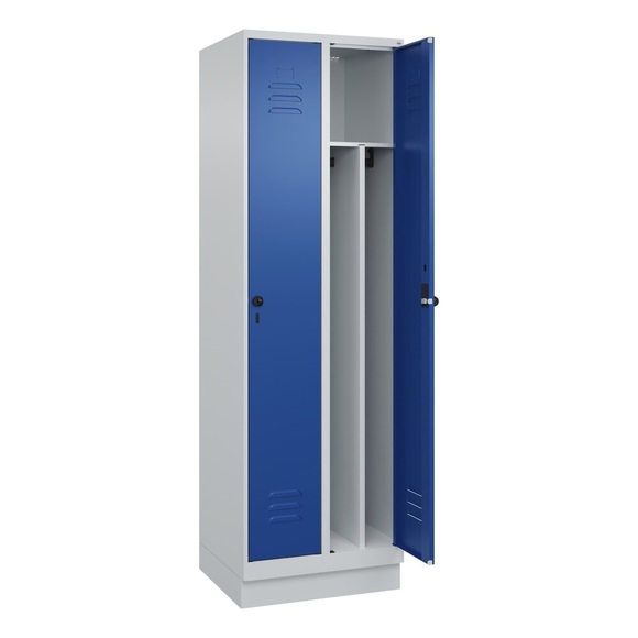 C+P Spind Classic PLUS, 2 Abteile, lichtgrau / enzianblau, B 600 mm, mit Bodensockel, Drehriegel, Trennwand mittig