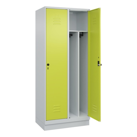 C+P Spind Classic PLUS, Sockel, 2 Abteile, HxBxT 1.950 x 800 x 500 mm, lichtgrau, clowngrün, für Vorhängeschloss, mit Mitteltrennwand