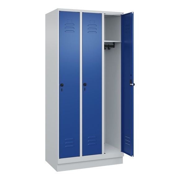 C+P Spind Classic PLUS, 3 Abteile, lichtgrau / enzianblau, B 900 mm, mit Bodensockel, Drehriegel