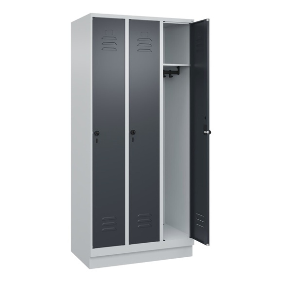 C+P Spind Classic PLUS, 3 Abteile, lichtgrau / grau, B 900 mm, mit Bodensockel, Drehriegel