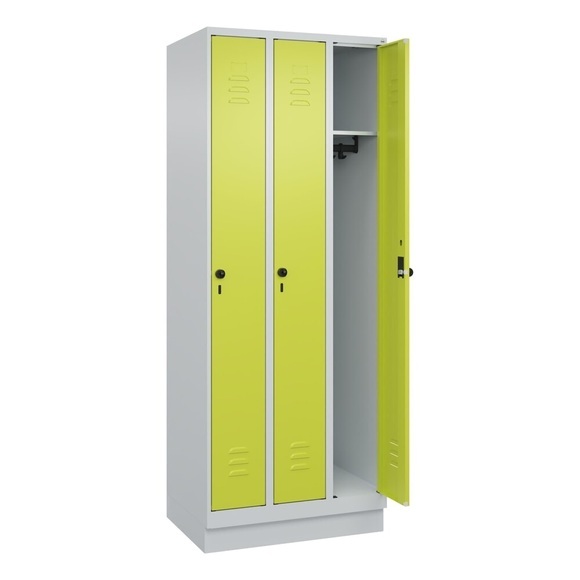 C+P Spind Classic PLUS, Sockel, 3 Abteile, HxBxT 1.950 x 750 x 500 mm, lichtgrau, clowngrün, für Vorhängeschloss, ohne Mitteltrennwand