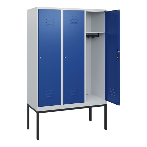 C+P Spind Classic PLUS, Gestell, 3 Abteile, HxBxT 1.950 x 1.200 x 500 mm, lichtgrau, enzianblau, Zylinderschloss, ohne Mitteltrennwand