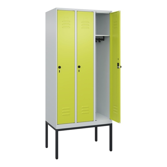 C+P Spind Classic PLUS, Gestell, 3 Abteile, HxBxT 2.120 x 900 x 500 mm, lichtgrau, clowngrün, für Vorhängeschloss, ohne Mitteltrennwand