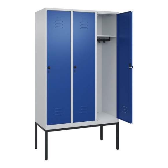 C+P Spind Classic PLUS, Gestell, 3 Abteile, HxBxT 2.120 x 1.200 x 500 mm, lichtgrau, enzianblau, für Vorhängeschloss, ohne Mitteltrennwand