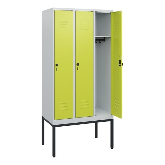 C+P Spind Classic PLUS, Gestell, 3 Abteile, HxBxT 1.950 x 900 x 500 mm, lichtgrau, clowngrün, für Vorhängeschloss, ohne Mitteltrennwand