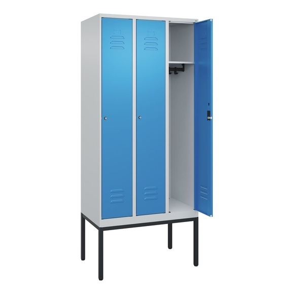 C+P Spind Classic PLUS, Gestell, 3 Abteile, HxBxT 2.120 x 900 x 500 mm, lichtgrau, lichtblau, Zylinderschloss, ohne Mitteltrennwand