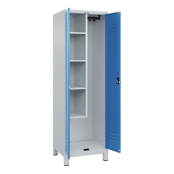 C+P Putzmittelspind Classic PLUS, 1 Abteil, Trennwand mittig, verkürzt, lichtgrau / lichtblau, B 600 mm, mit Füßen, Drehriegel