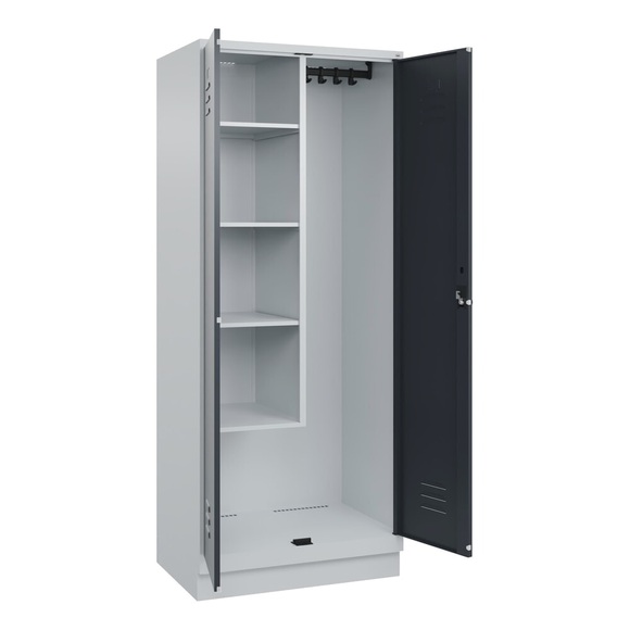 C+P Putzmittelspind Classic PLUS, 1 Abteil, Trennwand mittig, verkürzt, lichtgrau / grau, B 800 mm, mit Bodensockel, Drehriegel