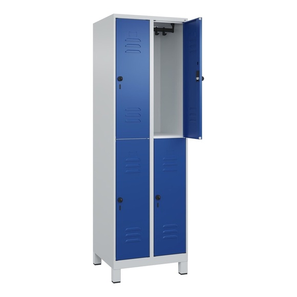 C+P Doppelstock-Spind Classic PLUS, 2 Abteile, lichtgrau / enzianblau, HxB 1950 x 600 mm, mit Füßen, Drehriegel