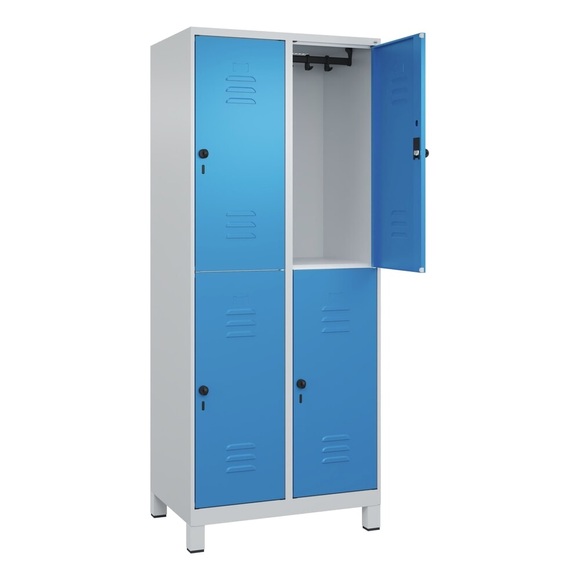 C+P Doppelstock-Spind Classic PLUS, 2 Abteile, lichtgrau / lichtblau, HxB 1950 x 800 mm, mit Füßen, Drehriegel