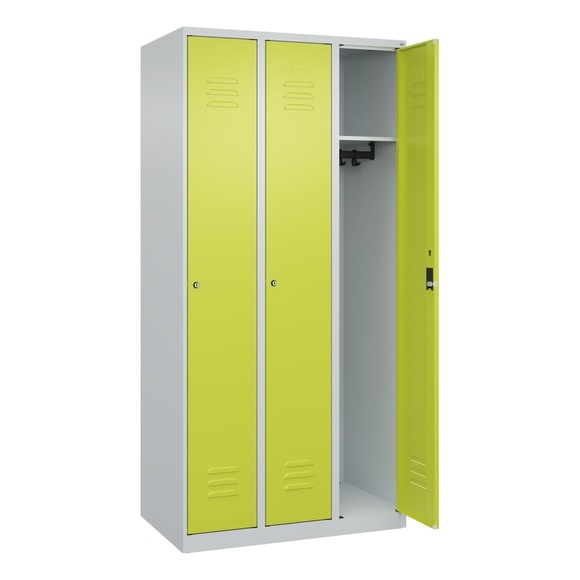 C+P Spind Classic PLUS, 3 Abteile, HxBxT 1.850 x 900 x 500 mm, lichtgrau, clowngrün, Zylinderschloss, ohne Mitteltrennwand