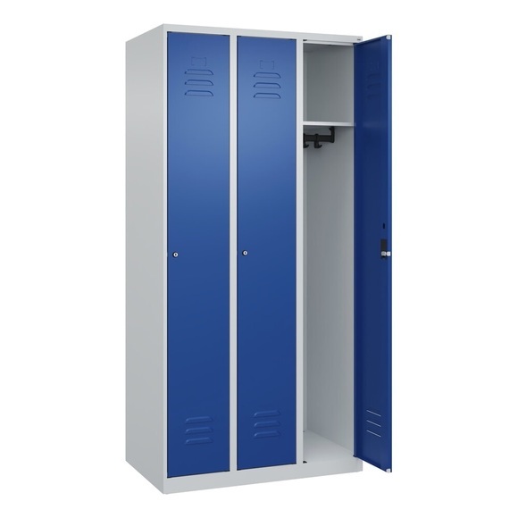 C+P Spind Classic PLUS, 3 Abteile, lichtgrau / enzianblau, B 900 mm, mit Bodengleitern, Zylinderschloss
